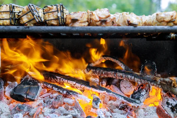 Parrilla Barbacoa Carbón Con Llama Carne Cocina Enfoque Suave —  Fotos de Stock