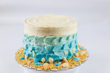 Deniz kabuğu ve kumla süslenmiş parti pastası. Pasta dekorasyonu kavramı.