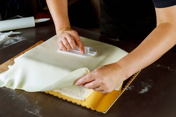 Panettiere Copertura Torta Quadrata Con Fondente Bianco Tecnica Fare Torta — Foto Stock