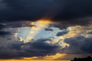Kara fırtına bulutundan gelen güneş ışığı. Hava konsepti.