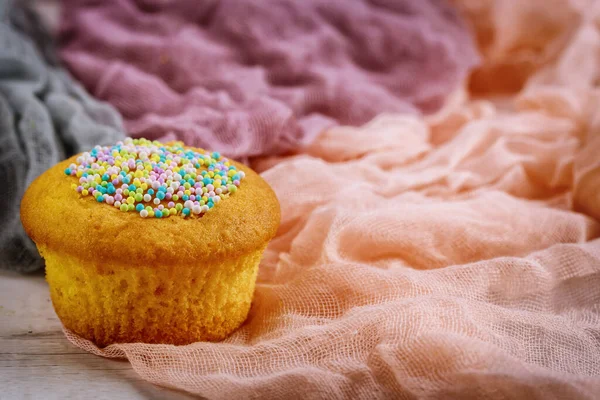 Cupcake Avec Des Saupoudres Couleur Sur Tissu Gros Plan — Photo