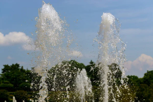 Sparkle Gotas Refrescantes Fonte Dia Ensolarado — Fotografia de Stock