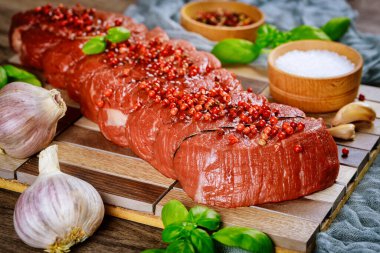 Tahtada kırmızı biber ve sarımsaklı pişmemiş biftek..