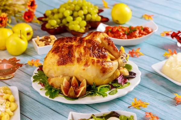 Δείπνο Ευχαριστιών Γαλοπούλα Κοτόπουλο Σερβιρισμένο Πατάτα Και Μήλο Μπλε Ξύλινο — Φωτογραφία Αρχείου
