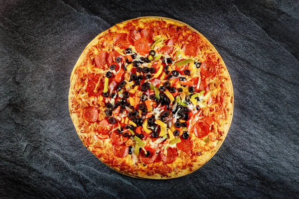 Colorfull Supreme Pizza Black Olives Pepperoni Close — Stock Photo, Image