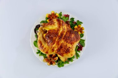 Noel ya da Şükran Günü için kavrulmuş hindinin beyaz izole edilmiş arka plan görüntüsü..