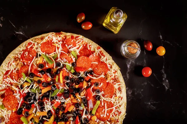 Extra Large Pizza Olives Pepperoni Tomatoes Black Background — Stock Photo, Image