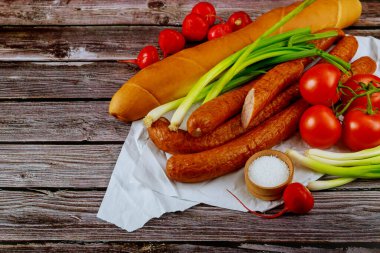 Domates, ekmek ve ahşap kaplama soğanlı sosis. Kapat..