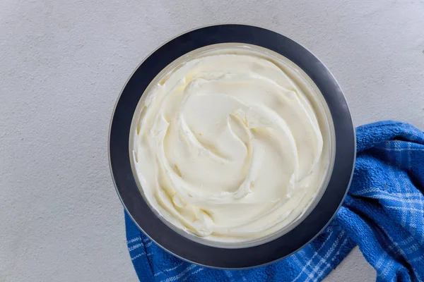 Crème Fouettée Vanille Maison Dans Bol Avec Serviette Bleue Vue — Photo