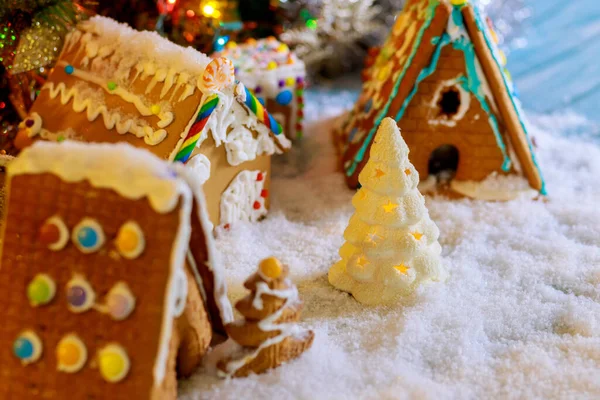 Hausgemachte Lebkuchenhäuser Mit Weihnachtsbaum Schnee — Stockfoto