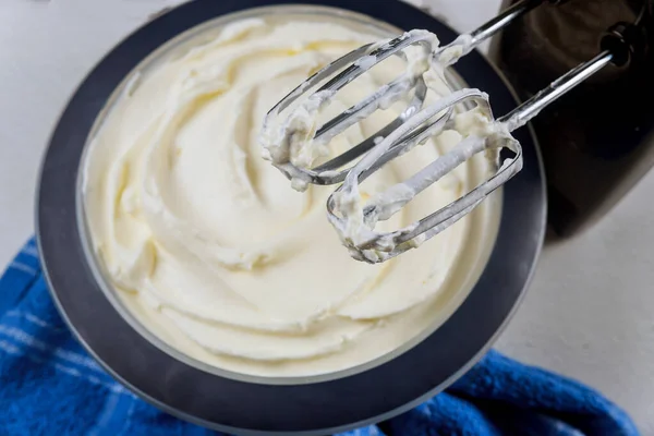 Crème Beurre Blanc Dans Bol Avec Fouet Mélangeur Gros Plan — Photo