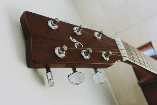 Ragazzo Che Suona Chitarra Acustica — Foto Stock