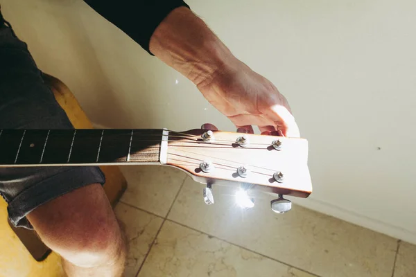 Guy Spielt Auf Akustischer Gitarre — Stockfoto