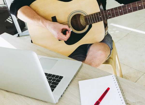 Homem Aprendendo Tocar Guitarra Online Usando Laptop — Fotografia de Stock