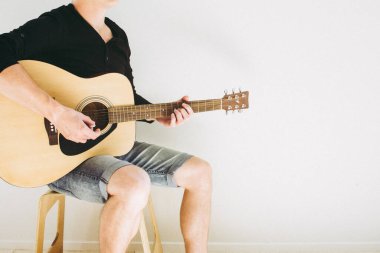 Beyaz arka planda gitar çalan adamlar