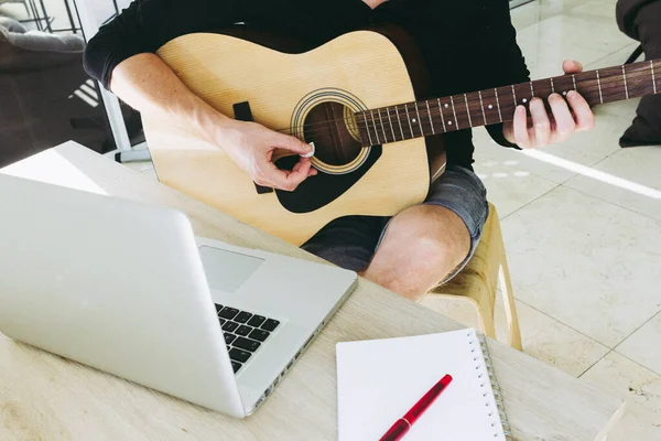 Homem Aprendendo Tocar Guitarra Online Usando Laptop — Fotografia de Stock