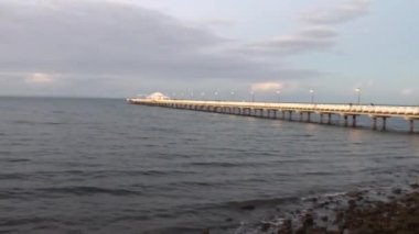 Queensland, Avustralya 'da okyanusun üzerinde mavi gün batımı 