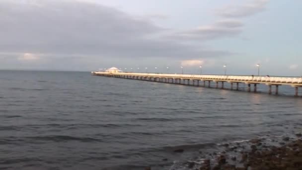 Coucher de soleil violet bleu sur l'océan dans le Queensland, Australie 