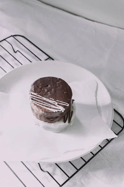 Postre Alfajores Chocolate Blanco Negro Sobre Fondo Blanco Argentina — Foto de Stock