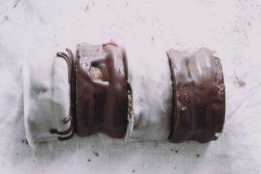 Beyaz arka planda beyaz ve siyah çikolatalı alfajore tatlısı. Arjantin