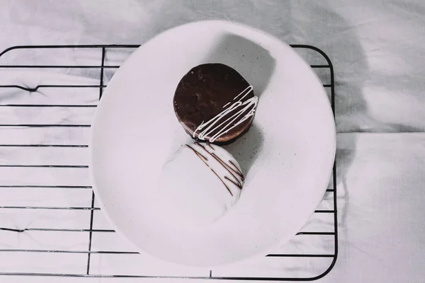 Postre Alfajores Chocolate Blanco Negro Sobre Fondo Blanco Argentina — Foto de Stock