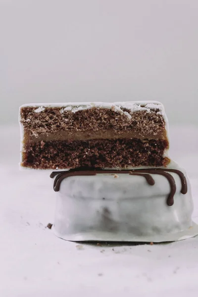 Postre Alfajores Chocolate Blanco Negro Sobre Fondo Blanco Argentina —  Fotos de Stock