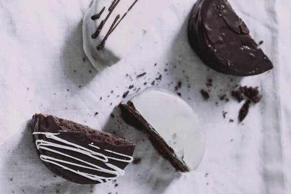 Bílá Tmavá Čokoláda Alfajores Dezert Bílém Pozadí Argentina — Stock fotografie