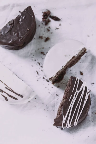 Bílá Tmavá Čokoláda Alfajores Dezert Bílém Pozadí Argentina — Stock fotografie