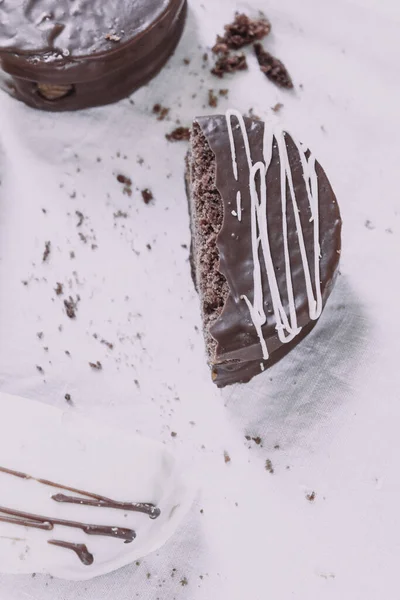 Bílá Tmavá Čokoláda Alfajores Dezert Bílém Pozadí Argentina — Stock fotografie