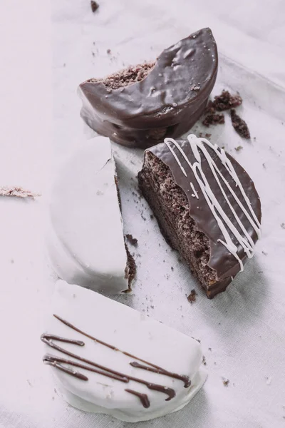 Bílá Tmavá Čokoláda Alfajores Dezert Bílém Pozadí Argentina — Stock fotografie