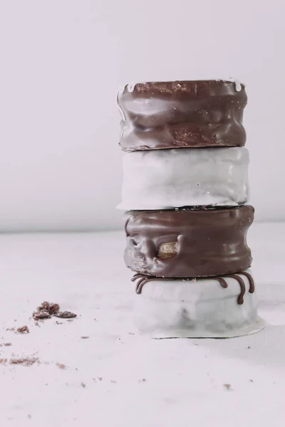 Postre Alfajores Chocolate Blanco Negro Sobre Fondo Blanco Argentina — Foto de Stock