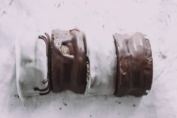 Sobremesa Alfajores Chocolate Branco Escuro Fundo Branco Argentina — Fotografia de Stock