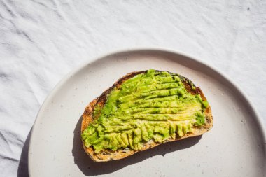 Tost ekmeğine dilimlenmiş avokado.