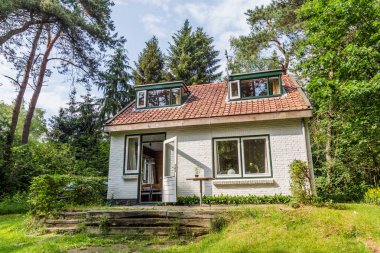 Rahat küçük beyaz ev