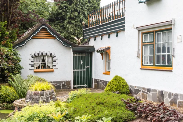 Rahat küçük beyaz ev