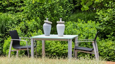 Bahçede dinlenirler.