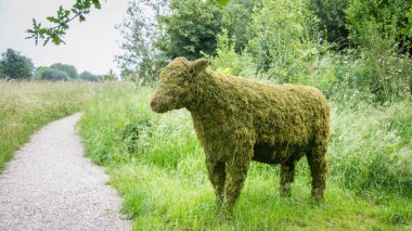 Yeşil bir inek heykeli