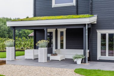 Çiçek açan çatı ile modern ev