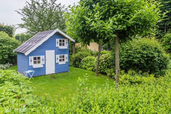 Gemütliches kleines Spielhaus in einem grünen Garten — Stockfoto