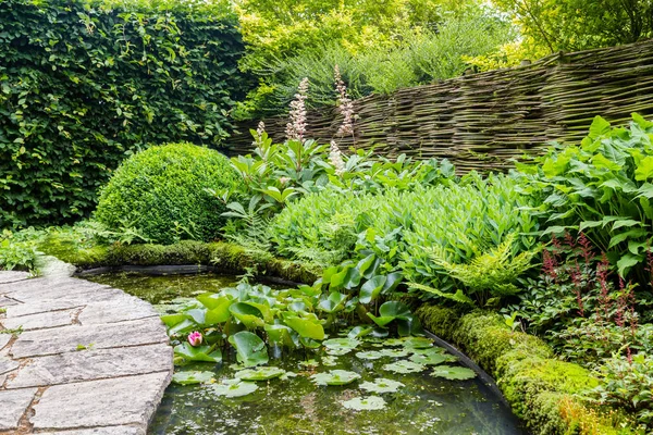 Bahçe tasarım su elemanları ile — Stok fotoğraf