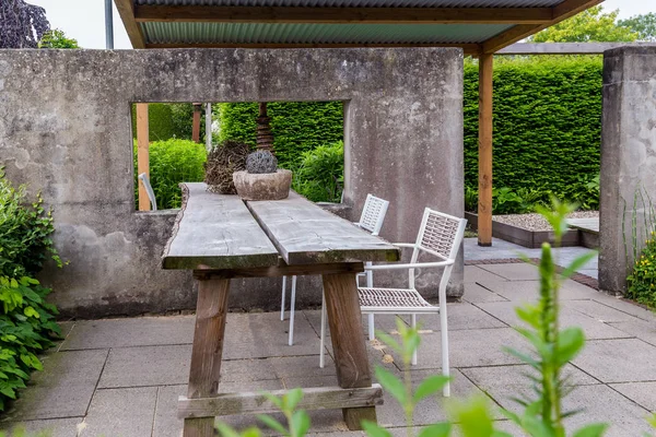 Projeto do jardim com parede de concreto e rastreável — Fotografia de Stock