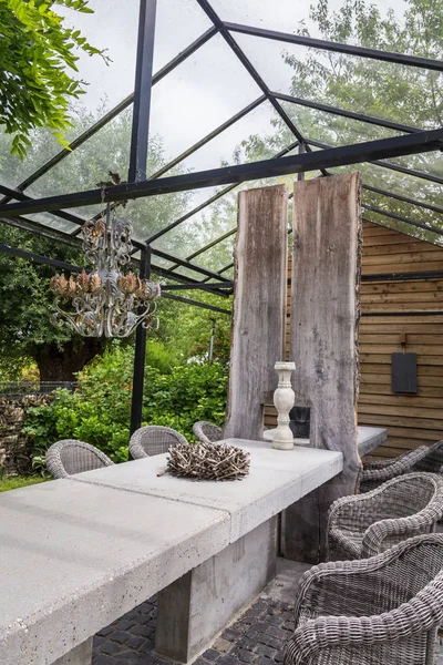 Bahçe tasarımı bir sera çatı ile