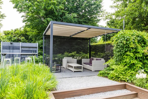 Projektu z metalu na dachu i taras ogród — Zdjęcie stockowe