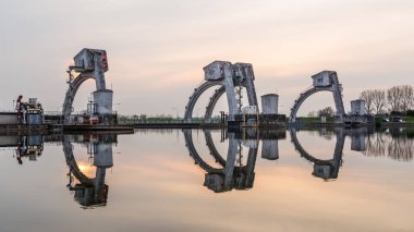 Weir yakınındaki Hollanda sunse sırasında Maurik islland