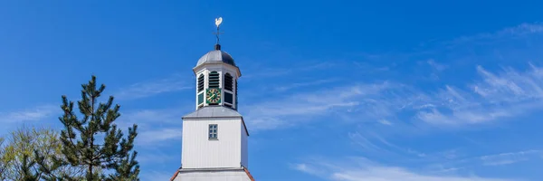Bílé dřevěné kostelní věž — Stock fotografie