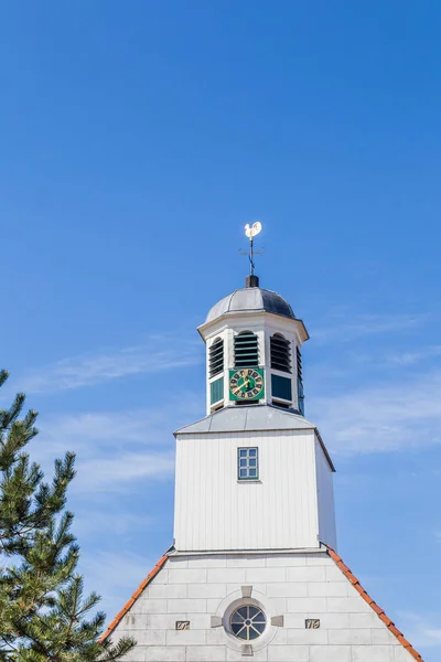 Torre de iglesia de madera blanca — Foto de Stock