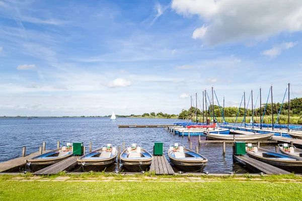 Vatten landskap med blå segelbåtar — Stockfoto