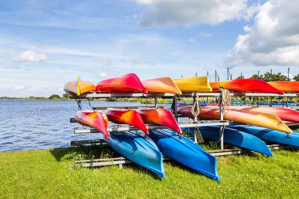 Paisaje acuático con coloridas canoas de alquiler — Foto de Stock