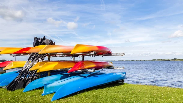 Paisaje acuático con coloridas canoas de alquiler — Foto de Stock