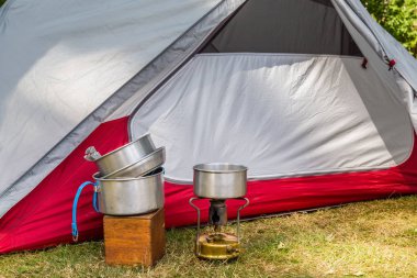 Bir kamp üzerinde pişirme ekipmanları